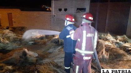 Bomberos proceden al enfriamiento /LA PATRIA
