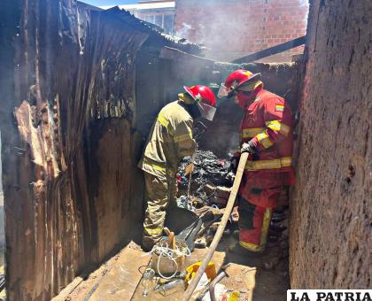El incendio se generó en un depósito de madera y ropa /Policía