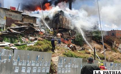 Varias dotaciones de Bomberos controlaron el incendio /Bomberos