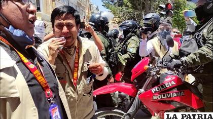 La Policía perdió los “estribos” ante la Prensa /LA PATRIA