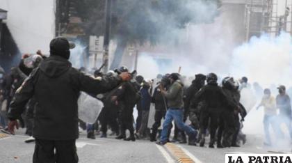 Gasificación a civiles y universitarios por parte de la policía /Los Tiempos