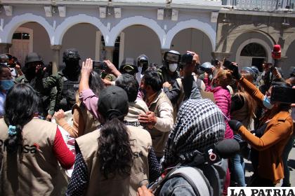 La Policía intentó intimidar a los periodistas, pero no pudo /LA PATRIA
