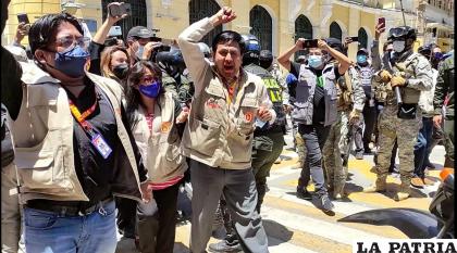 Los periodistas rompieron el cerco policial /LA PATRIA