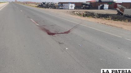 Sangre de la víctima, en la carretera doble vía Oruro-La Paz /LA PATRIA