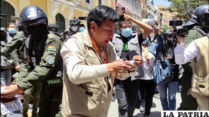 La imagen del ejecutivo de los periodistas, Juan Carlos Yapari, luego de la agresión que sufrió el miércoles /LA PATRIA