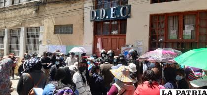 Ayer se movilizaron en puertas de la Dirección Departamental de Educación /LA PATRIA