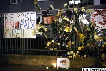 Flores y carteles fueron colocados en el exterior del apartamento de Mireille Knoll durante una marcha en silencio /AP Foto /Thibault Camus, archivo