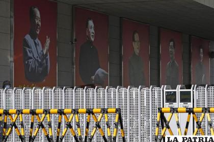 Retratos de los exlíderes chinos (de izquierda a derecha) Mao Zedong, Deng Xiaoping, Jiang Zemin, Hu Jintao y del actual presidente, Xi Jinping (AP Foto /Ng Han Guan)