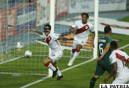Gianluca Lapadula (9) abrió la senda de la victoria a la selección peruana /APG