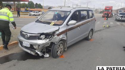 La vagoneta afectada tiene deterioros en su capó /LA PATRIA