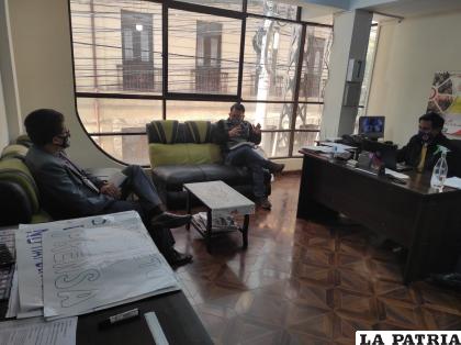 Reunión del defensor del pueblo junto a dirigentes de la prensa local /Cortesía