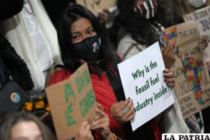 Activistas por el clima protestan frente al centro de convenciones donde se hizo la COP26. /AP Foto /Alastair Grant
