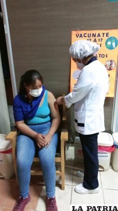 Visitantes de Expoteco acuden a vacunarse contra al Covid-19 al stand de la CNS /LA PATRIA