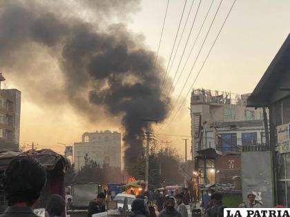 Humo cubre el cielo tras la explosión de una bomba en Kabul, Afganistán /AP Foto