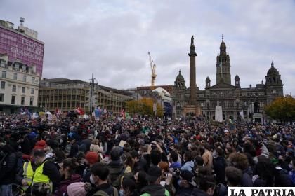 Activistas por el clima se reúnen tras una marcha a través de las calles de Glasgow, Escocia /AP Foto /Alberto Pezzali