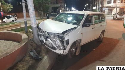 El chofer embistió el poste en contra ruta /LA PATRIA