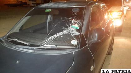 Daños en el parabrisas del automóvil tras el incidente /LA PATRIA