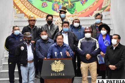 Arce rodeado de representantes de sectores sociales