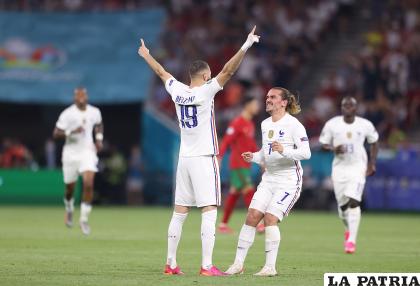 Karim Benzema y Antoine Griezmann celebran un gol con la selección francesa en una fotografía de archivo. /EFE /EPA /Alex Pantling.