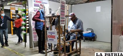 Guido Apaza teje con su Eco Telar, teje manillas personalizadas /LA PATRIA