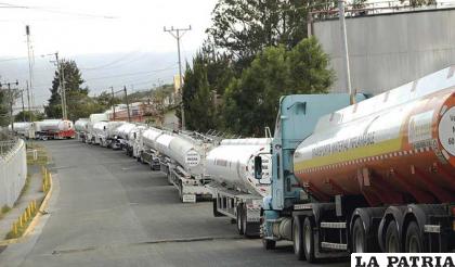 Varias cisternas se encuentran paradas por los bloqueos de caminos /Clave 300