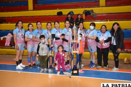 Las integrantes de Dram JyR obtuvieron el título del certamen y el trofeo /LA PATRIA
