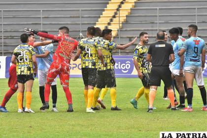 Al final del partido entre Vaca Díez y EM Huanuni hubo enfrentamientos /APG