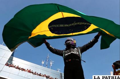 Hamilton celebró el triunfo con la bandera de Brasil /as.com