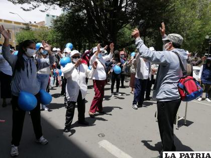 Pacientes hicieron ejercicios y bailaron en la Plaza Principal /LA PATRIA