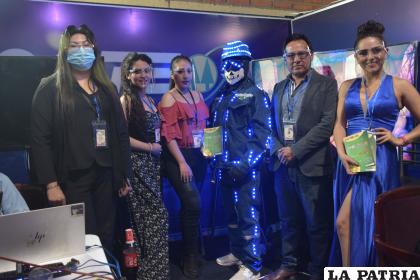 Parte del equipo en su stand /LA PATRIA 