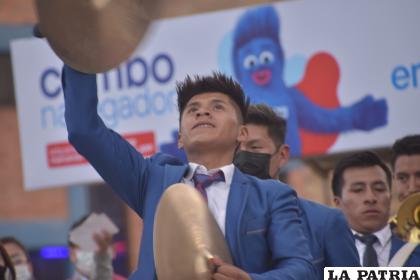 Uno de los platilleros de la Banda durante su interpretación en la coreografía de conjuntos /LA PATRIA