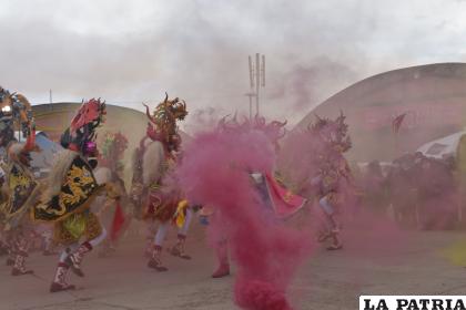 Los diablos hacen su paso por encima del humo /LA PATRIA