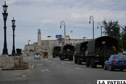 Camiones militares patrullan a lo largo del malecón en La Habana, Cuba /Foto AP /Ramón Espinosa