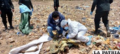 El fiscal y la médico forense realizan la verificación externa del cadáver /LA PATRIA