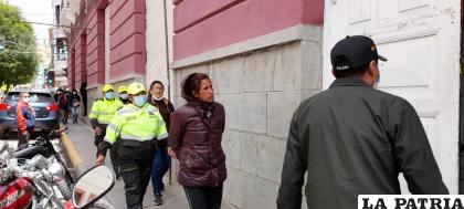 La sindicada es trasladada a la Fiscalía /LA PATRIA
