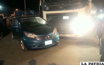 El tracto camión se llevó por delante el automóvil /LA PATRIA