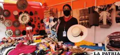 Olga Benita Quispe Colque y sus sombreros de palma, esperan a los visitantes en su stand en Expoteco /LA PATRIA 