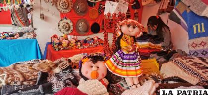 La creatividad de la artesana también se plasmó en coloridos muñecos /LA PATRIA