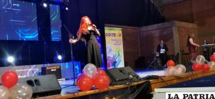 Vannia Miranda durante su interpretación en el escenario /LA PATRIA