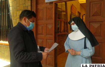 Entrega del donativo a la hermana del asilo /DIO