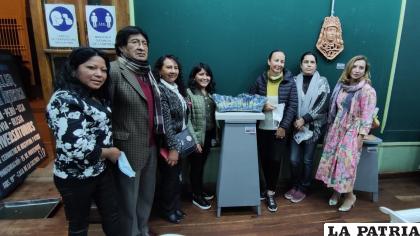 Delegación argentina en la exposición de arte en cerámica /LA PATRIA