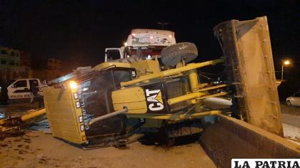El tractor quedó sobre el separador de vías /LA PATRIA