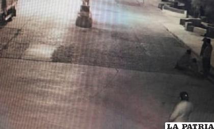 Captura del video del momento en el que el chofer atropelló a la víctima /Cortesía