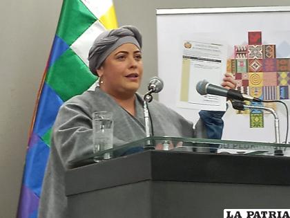 La ministra María Nela Prada mostró la Ley que abrogó la 1386 /ERBOL