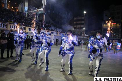 Sambos Caporales deslumbró con juego de luces /LA PATRIA