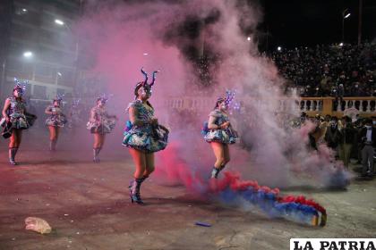 Bellas Chinas de La Ferro marcan el paso /LA PATRIA