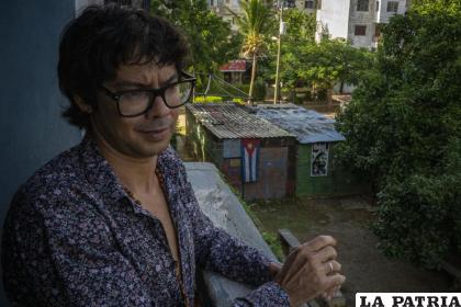 Yunior García Aguilera, un dramaturgo y activista opositor en Cuba, posa para una foto durante una entrevista con The Associated Press en su vivienda en La Habana /AP Foto /Ramon Espinosa