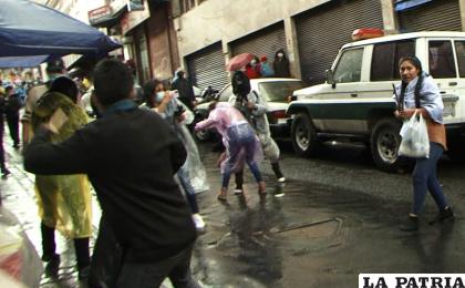 El momento que las periodistas fueron agredidas en La Paz /ERBOL