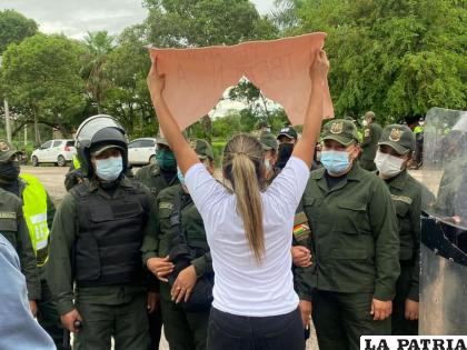 Uniformados procedieron a apartarla del camino e intentar quitar su cartel /RR.SS.