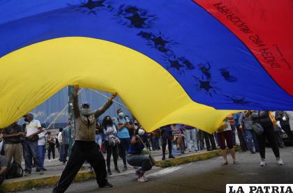 Simpatizantes de Tomás Guanipa, candidato a la alcaldía de la Mesa de la Unidad Democrática (MUD) del municipio Libertador /AP Foto /Ariana Cubillos